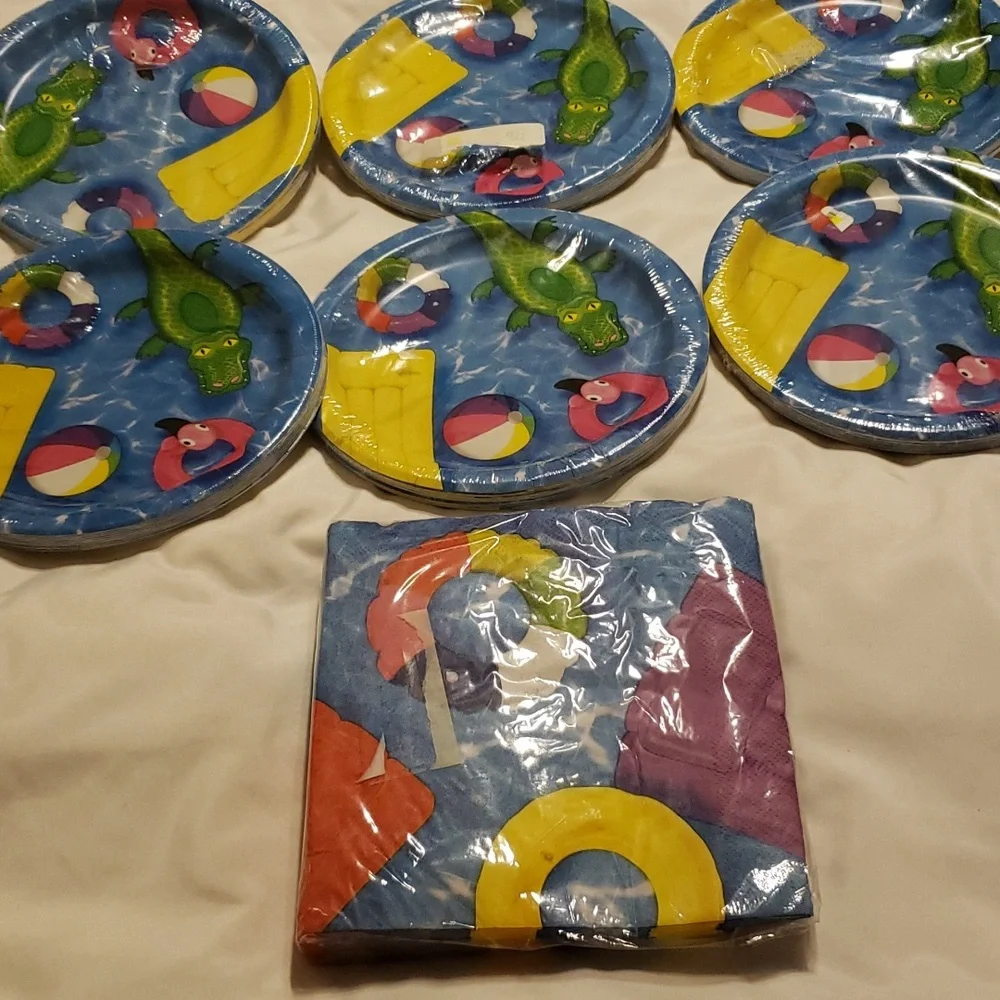 Nwt Pool party desert plates and napkins